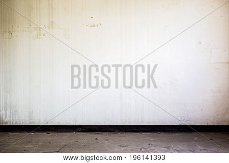 Dity room fully with dust on the floor.