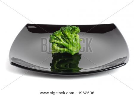 Broccoli på en svart maträtt