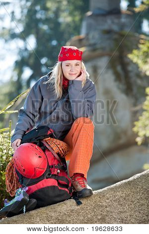Mujer activa escalada sentado mochila