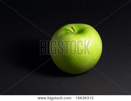 pomme verte (agrandi de pomme verte sur fond noir avec une petite ombre)