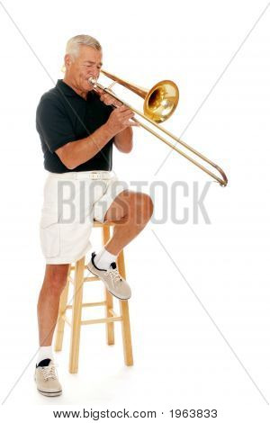 Sênior de músico tocando Trombone