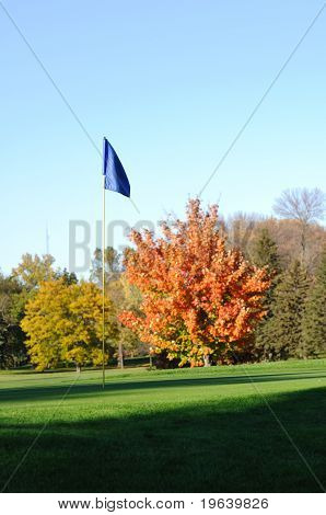 Golf Flagstick värikäs kuuluvat lehdet