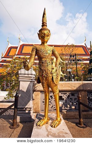 Um Kinaree, uma figura da mitologia, no grande palácio de Bangcoc