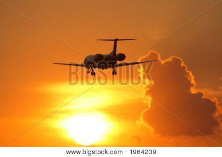 Avión y hermosa puesta de sol