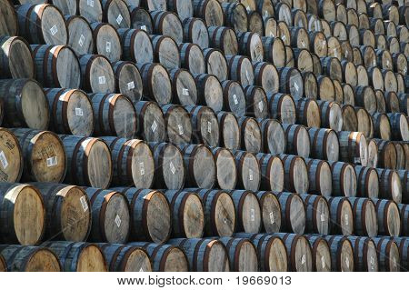 Whisky ułożone beczek