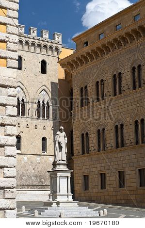 Sallutio Bandini statua sulla Piazza Salimbeni Siena Toscana Italia