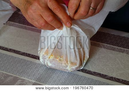 To close a tinfoil with fish and vegetables