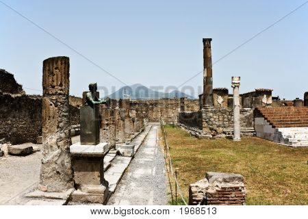 Rauniot Pompeiuksen kun tulivuori Vesuvius-tulivuoren