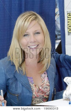 SAN DIEGO, CA - 22 července: Gigi Edgley rozdává autogramy v oblasti autogram na Červenec 22, 2010 v Čt