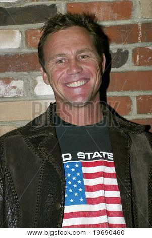 LOS ANGELES - Aralık 8: Aktör Tim Russ bir performans için Rainbow odasında Corin Nemec ulaşan bir