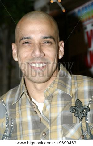 LOS ANGELES - DEC. 8: Jose Acevedo dorazí na Rainbow prostor pro vystoupení herec Tim Russ