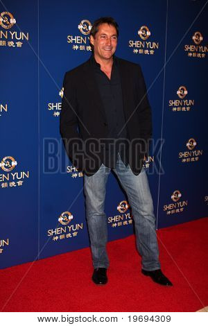 8. Července LOS ANGELES: Michael Corbett dorazí na Dorothy Chandler SHEN YUN PERFORMING ARTS SHOW 