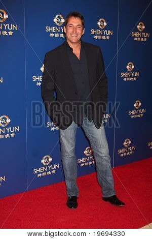 8. Července LOS ANGELES: Michael Corbett dorazí na Dorothy Chandler SHEN YUN PERFORMING ARTS SHOW 