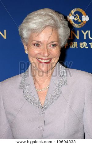 ลอสแองเจลิส 8 กรกฎาคม: Lee Meriwether มาถึงที่เชินยุศิลปะแสดงโดโรธี Chandler Pa