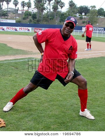 MALIBU, CA - 10 lipca: Carl Weathers w 2010 Steve Garvey lato Softball klasyczne Eddy D pola, P