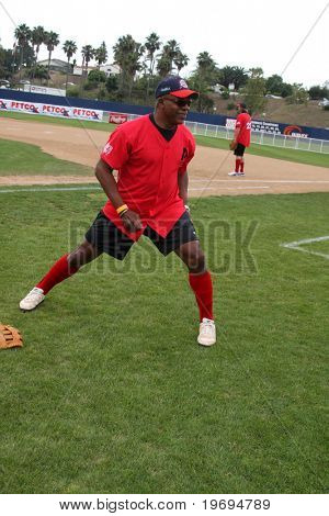 MALIBU, CA - 10 lipca: Carl Weathers w 2010 Steve Garvey lato Softball klasyczne Eddy D pola, P