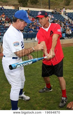 MALIBU, CA - 10 lipca: Steve Garvey & James Denton w 2010 Classic lato Softball Steve Garvey E