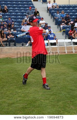 MALIBU, CA - 10 lipca: James Denton w 2010 Steve Garvey lato Softball klasyczne Eddy D pola, Pe