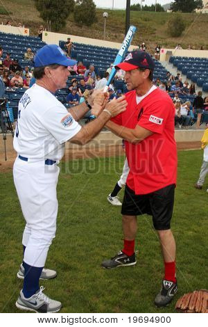 MALIBU, CA - 10 lipca: Steve Garvey & James Denton w 2010 Classic lato Softball Steve Garvey E