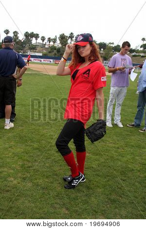 MALIBU, CA - 10 lipca: Maria Kanellis w 2010 Steve Garvey lato Softball klasyczne Eddy D pola, 