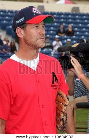 MALIBU, CA - 10 lipca: James Denton w 2010 Steve Garvey lato Softball klasyczne Eddy D pola, Pe