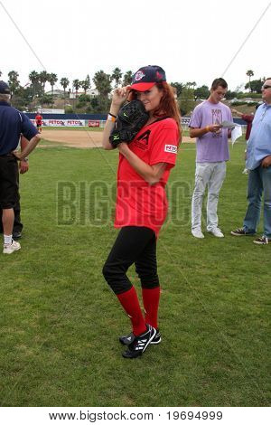 MALIBU, CA - 10 lipca: Maria Kanellis w 2010 Steve Garvey lato Softball klasyczne Eddy D pola, 