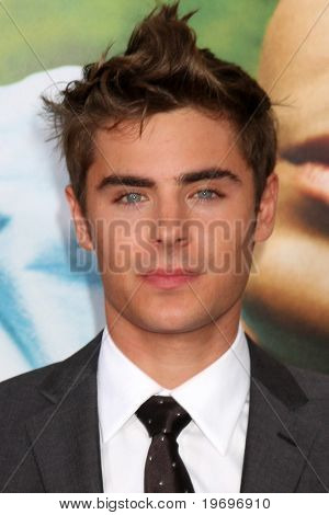LOS ANGELES - 20 jul: มา Zac Efron ถึงที่โกร 