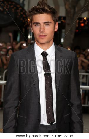 Los Angeles jul 20: Zac Efron kommt bei der Premiere von 