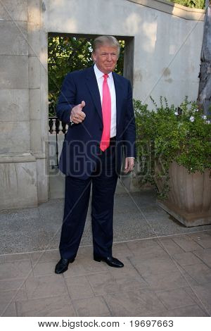 Los Angeles jul 24: Donald Trump kommt bei der 12. jährlichen Hollyrod Stiftung Designcare Veranstaltung