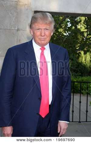 Los Angeles jul 24: Donald Trump kommt in die zwölfte jährliche Hollyrod Stiftung Designcare Veranstaltung