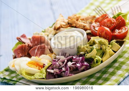 Salad cobb- avocado, tomatoes, bacon, chicken and onion.