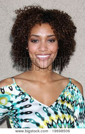 LOS ANGELES - JUL 24: Annie Ilonzeh på 2010 General Hospital Fan Club Lunchen på Airtel Hotel