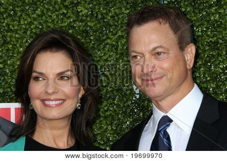 LOS ANGELES - 28 JUL: Sela Ward & Gary Sinise arrivano alla stampa estate 2010 CBS, CW, Showtime