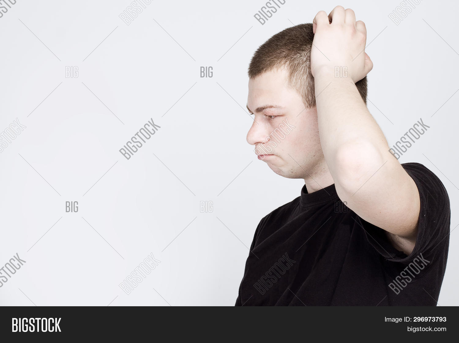 Почесать затылок. Человек думает. Мужчина в сомнениях. Почесывая голову. Почесывание головы жест.