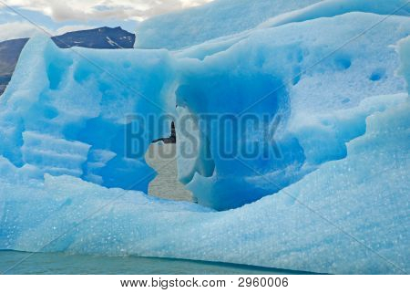 ภูเขาน้ำแข็งใน Lake Argentino ใกล้ Upsala กลาเซียร์
