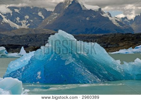 ภูเขาน้ำแข็งใน Lake Argentino ใกล้ Upsala กลาเซียร์