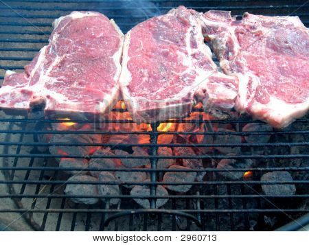 Grilling T-Bones สาม