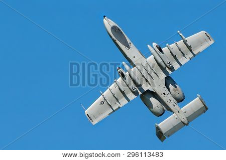 Lesce, Slovenia, August 15, 2009: Inverted Climb Of Us Air Force A-10 Thunderbolt Ii Warthog Scaled 