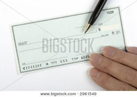 Cheque em branco com a mão e caneta