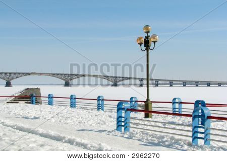 Ponte sopra il fiume d'inverno