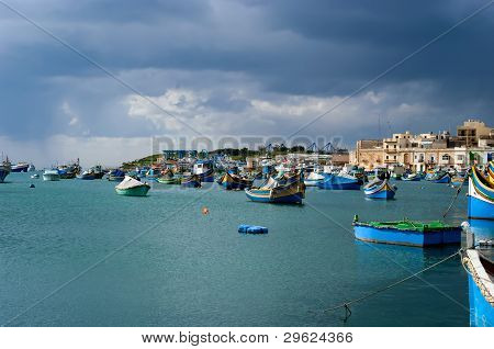Värikkäät kalastusveneet kylässä Marsaxlokk, Malta