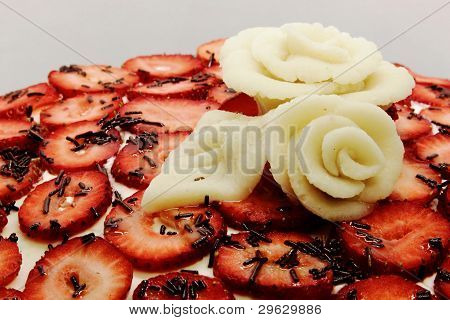 Close-up torta di fragole con Rose