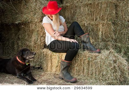 Menina contry com cachorro preto velho
