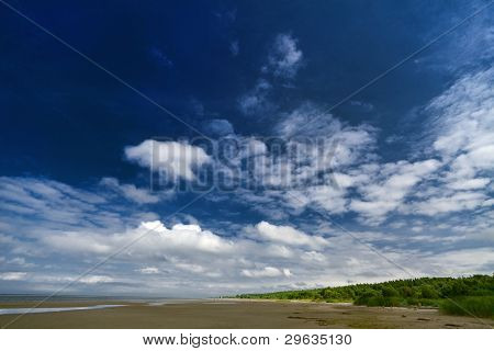 En blå himmel med vita moln.