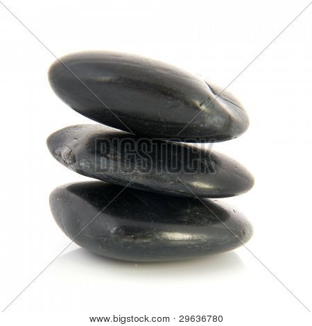 Stack svart hotstones isolerade över vit bakgrund