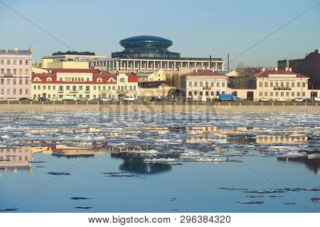 Saint Petersburg, Russia - April 12, 2018: Ice Drift  On Neva Against The Background Of Sinopskaya E