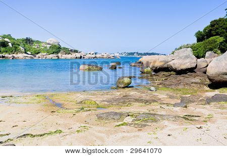 Baía do mar na ilha Ile De Brehat na Bretanha, França