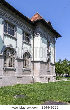 Silistra, Bulgaria - May 1, 2008: Building And Street At The Center Of Town Of Silistra, Bulgaria