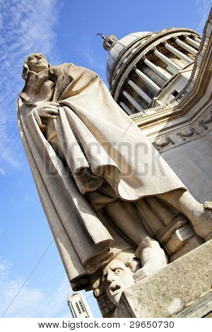 Monument van Frans toneelschrijver Pierre Corneille in de buurt van Pantheon in Parijs, Frankrijk
