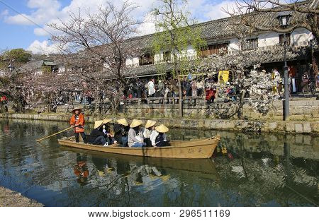 Kurashiki, Japan - March 31, 2019: Tourists Are Enjoying The Old-fashioned Boat Along The Kurashiki 
